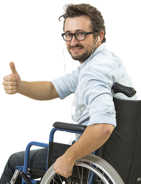 Ein Mann im Rollstuhl mit Kopfhörern und Brille lächelt und zeigt den Daumen nach oben.