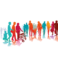Das Bild zeigt eine bunte Silhouette einer vielfältigen Gruppe von Menschen. Die Figuren sind in verschiedenen Farben wie Rot, Blau, Grün und Orange dargestellt und repräsentieren unterschiedliche Altersgruppen und Lebenssituationen. Einige Personen gehen zu Fuß, andere schieben Kinderwagen oder benutzen Rollstühle. Der Hintergrund ist weiß.