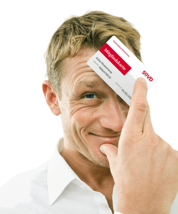 Ein Mann mit hellem Hemd hält eine Mitgliedskarte lächelnd an seine Stirn. Auf der Karte steht „Mitgliedskarte“ sowie Informationen zur Organisation „SoVD“ (Sozialverband Deutschland)