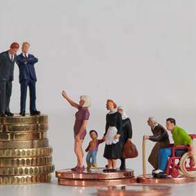 Auf der linken Seite stehen drei Miniaturfiguren in formeller Kleidung auf einem hohen Stapel von Münzen, was Wohlstand und Macht repräsentiert. Auf der rechten Seite befinden sich mehrere Miniaturfiguren, darunter eine Frau mit einem Kind, eine ältere Frau mit einer Einkaufstasche und ein Mann im Rollstuhl, die auf niedrigeren Münzstapeln stehen.