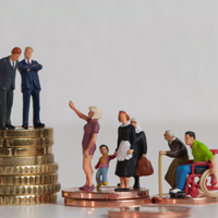 Auf der linken Seite stehen drei Miniaturfiguren in formeller Kleidung auf einem hohen Stapel von Münzen, was Wohlstand und Macht repräsentiert. Auf der rechten Seite befinden sich mehrere Miniaturfiguren, darunter eine Frau mit einem Kind, eine ältere Frau mit einer Einkaufstasche und ein Mann im Rollstuhl, die auf niedrigeren Münzstapeln stehen. 