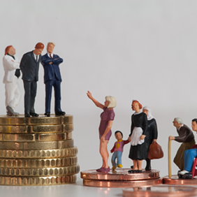 Auf der linken Seite stehen drei Miniaturfiguren in formeller Kleidung auf einem hohen Stapel von Münzen, was Wohlstand und Macht repräsentiert. Auf der rechten Seite befinden sich mehrere Miniaturfiguren, darunter eine Frau mit einem Kind, eine ältere Frau mit einer Einkaufstasche und ein Mann im Rollstuhl, die auf niedrigeren Münzstapeln stehen.