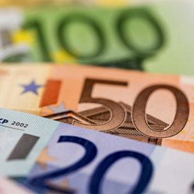 Das Bild zeigt eine Nahaufnahme von mehreren Euro-Banknoten, die teilweise übereinander liegen. Zu sehen sind Banknoten im Wert von 100, 50 und 20 Euro.