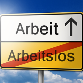 Das Bild zeigt ein Verkehrsschild vor einem blauen Himmel mit einigen Wolken. Das Schild ist in zwei Hälften unterteilt: Die obere Hälfte ist weiß und zeigt das Wort "Arbeit" mit einem Pfeil, der nach oben zeigt. Die untere Hälfte ist gelb und zeigt das durchgestrichene Wort "Arbeitslos".