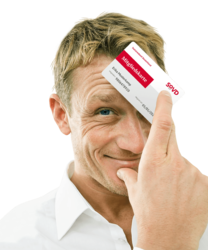 Ein Mann mit hellem Hemd hält eine Mitgliedskarte lächelnd an seine Stirn. Auf der Karte steht „Mitgliedskarte“ sowie Informationen zur Organisation „SoVD“ (Sozialverband Deutschland)
