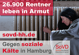 Eine Person mit langen, dunklen Haaren und einem grauen Umhang kniet vor einem alten Heizkörper. Die Umgebung wirkt vernachlässigt, mit abblätternder Farbe an den Wänden und dem Heizkörper. Auf den Textfeldern auf dem Bild steht: 26.900 Rentner leben in Armut. sovd-hh.de. Gegen soziale Kälte in Hamburg