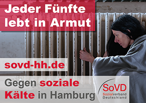 Eine Person mit langen, dunklen Haaren und einem grauen Umhang kniet vor einem alten Heizkörper. Die Umgebung wirkt vernachlässigt, mit abblätternder Farbe an den Wänden und dem Heizkörper. Auf den Textfeldern auf dem Bild steht: Jeder Fünfte lebt in Armut. sovd-hh.de. Gegen soziale Kälte in Hamburg