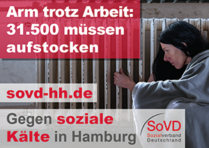 Eine Person mit langen, dunklen Haaren und einem grauen Umhang kniet vor einem alten Heizkörper. Die Umgebung wirkt vernachlässigt, mit abblätternder Farbe an den Wänden und dem Heizkörper. Auf den Textfeldern auf dem Bild steht: Arm trotz Arbeit: 31.500 müssen aufstocken. sovd-hh.de. Gegen soziale Kälte in Hamburg