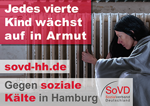 Eine Person mit langen, dunklen Haaren und einem grauen Umhang kniet vor einem alten Heizkörper. Die Umgebung wirkt vernachlässigt, mit abblätternder Farbe an den Wänden und dem Heizkörper. Auf den Textfeldern auf dem Bild steht: Jedes vierte Kind wächst auf in Armut. sovd-hh.de. Gegen soziale Kälte in Hamburg