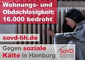 Eine Person mit langen, dunklen Haaren und einem grauen Umhang kniet vor einem alten Heizkörper. Die Umgebung wirkt vernachlässigt, mit abblätternder Farbe an den Wänden und dem Heizkörper. Auf den Textfeldern auf dem Bild steht: Wohnungs- und Obdachlosigkeit: 16.000 bedroht. sovd-hh.de. Gegen soziale Kälte in Hamburg